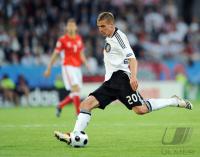 FUSSBALL EURO 2008: Deutschland, Podolski am Ball