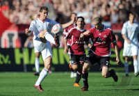 Fussball 1. Bundesliga : Miroslav Klose (li, FC Bayern Muenchen) gegen Almong Cohen (re, 1 FC Nuernberg)