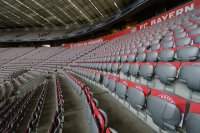 FUSSBALL DFB POKAL  Saison 2012/2013: Pappklatschen in der Allianz Arena