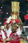 Fussball Pokal Finale: Schalke - Bayern, ROBERTO jubelt mit Pokal