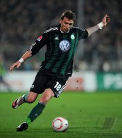 Fussball: 1. Bundesliga Saison 2010/2011: Wolfsburg, MANDZUKIC am Ball