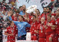 Fussball, 1. Bundesliga  Saison 13/14: Jubel FC Bayern Muenchen mit Schale