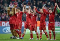 FUSSBALL INTERNATIONAL  CHL HALBFFINALE 11/12: Jubel mit Maskottchen Bernie,  Mario Gomez, Thomas Mueller, Philipp Lahm, Arjen Robben, Toni Kroos (v. li., FC Bayern Muenchen)
