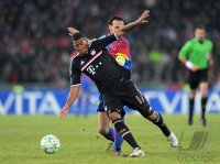 Fussball CHL  Saison 2011/2012: Jerome Boateng (li, FC Bayern Muenchen) gegen Marco Streller (FC Basel)