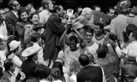 FUSSBALL WM 1970 FINALE: Carlos Alberto (Brasilien) mit dem Jules Rimet Pokal