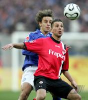 Fussball 1. Bundesliga: Schalke - Frankfurt, Zweikampf