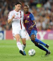 Fussball Champions League  Saison 2011/2012:  Mark Van Bommel (li, AC Mailand) gegen Eric Abidal  (re, Barca)