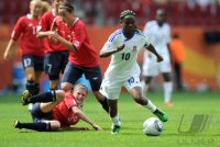 FIFA Frauen-Weltmeisterschaft 2011: Maren MJELDE (li, Norwegen) gegen ANONMAN ANONMAN NZE (re, Aequatorial Guinea)
