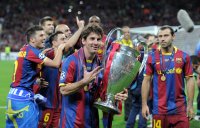 Fussball Champions League Finale 2011: Lionel Messi (Barca) jubelt mit dem POKAL