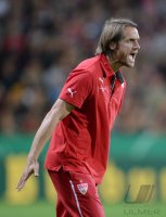 Fussball DFB Pokal 2. Runde 13/14: Trainer Thomas Schneider (VfB Stuttgart)