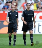 Fussball  1. Bundesliga  13/14: Schiedsrichter Knut Kircher und Schiedsrichterassistent Dominik Schaal