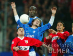 Fussball 1. Bundesliga: Bochum - Stuttgart, Zweikampf