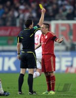 Fussball 1. Bundesliga, Saison 2011/2012: Franck Ribery (FC Bayern Muenchen) bekommt von Schiedsrichter Felix Zwayer die Gelbe Karte gezeigt