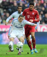 Fussball 1. Bundesliga, Saison 2011/2012: Kyriakos Papadopoulos (li, FC Schalke 04) gegen Mario Gomez (FC Bayern Muenchen)