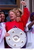 Fussball:   Oliver Kahn jubelt  mit Meisterschale