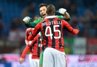 FUSSBALL SERIE A:  Torwart Marco Amelia und Mario Balotelli  (v. li., AC Mailand)