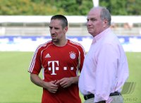 Fussball 1. Bundesliga Saison   2011/2012 : Franck Ribery , Praesident Uli Hoeness (v. li., FC Bayern Muenchen)