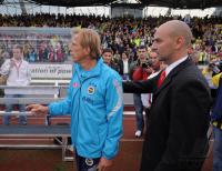 Fussball International Fenerbahce Trainer Daum mit Bodyguards