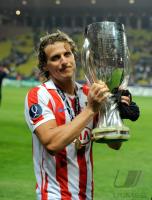FUSSBALL UEFA SUPERCUP :  Diego Forlan (Atletico) mit dem POKAL