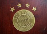 Fussball 1. Bundesliga: Der FC Bayern Muenchen praesentiert die  30kg schwere Vereinschronik
