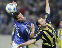 Fussball Champions League: Schalke - Istanbul, Zweikampf