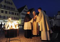 Osterfeuer vor dem Rottenburger Dom
