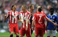 Fussball 1. Bundesliga :  Daniel van Buyten, Bastian Schweinsteiger, Franck Ribery (v.li., FC Bayern Muenchen)