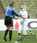 Fussball DFB Pokal Bayern-Stuttgart, Kahn mit verruecktem Fan