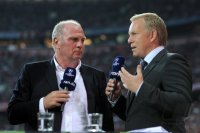 Fussball CHL  Saison 2011/2012: Praesident Uli Hoeness (li., FC Bayern Muenchen) und dem Moderator Johannes B Kerner