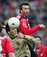 Fussball 1. Bundesliga: Hannover - Bayern, Zweikampf