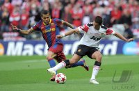 Fussball Champions League Finale 2011: Daniel Alves  (li, Barca) gegen Javier Hernandez  (re, Manchester United FC)
