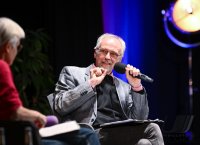 Moderator Romeo Edel
