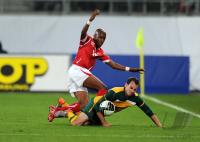 FUSSBALL NATIONALMANNSCHAFT: Gelson FERNANDES (li, Schweiz) gegen Luke WILKSHIRE (re, Australien)