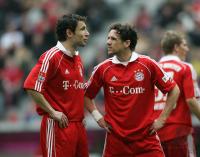 Fussball 1. BL Bayern-Wolfsburg; Zweikampf