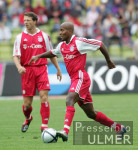 Fussball 1. Bundesliga:Bayern-Hertha, Ze Roberto am Ball