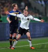 Fussball International EM 2012 Testspiel:  Andre Schuerrle (re, Deutschland) dahinter David CARNEY (Australien)