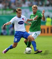 FUSSBALL, DFB Pokal 1. Hauptrunde: Christian Essig (li, 1 FC Heidenheim 1846) gegen Aaron Hunt (re, SV Werder Bremen)