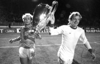 FC Bayern Muenchen Europapokalsieger 1976: JUBEL Uli Hoeness und Johnny Hansen