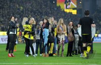 Fussball 1. Bundesliga :  Die Spielerfrauen von Borussia Dortmund feiern auf dem Rasen