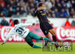 Fussball 1. Bundesliga: Wolfsburg - Bremen, Zweikampf