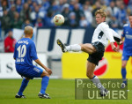Fussball 1. Bundesliga: Schalke - Bielefeld,  Zweikampf