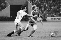 Fussball Wolfgang Haug (FC Augsburg) und Uli Hoeness (FC Bayern Muenchen)