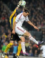 FUSSBALL INTERNATIONAL  CHL Viertelfinale 11/12: Torwart Victor Valdes  (li,Barca) gegen Zlatan Ibrahimovic (AC Mailand)