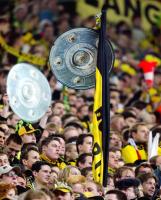 BVB Fans mit Meisterschaalen