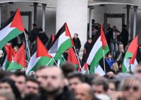 Rom / Vatikan: Glaeubige mit Nationalflaggen Palaestinas