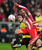 Fussball 1. Bundesliga : Mats Julian Hummels (li, Borussia Dortmund)gegen Mario Gomez (re, FC Bayern Muenchen)