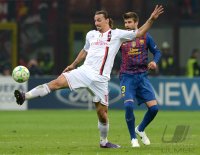 FUSSBALL INTERNATIONAL  CHL Viertelfinale 11/12: Zlatan Ibrahimovic (li, AC Mailand) gegen  Gerard Pique (Barca)