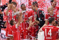 Fussball, 1. Bundesliga  Saison 16/17: Jubel FC Bayern Muenchen mit Schale