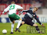 Fussball 1. Bundesliga: Bremen - Stuttgart, Zweikampf