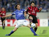 Fussball UCL: Schalke - Mailand, Zweikampf